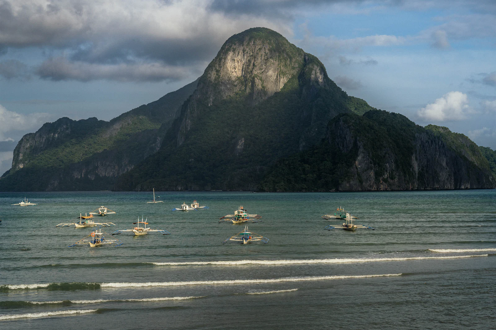 Island view of El Nido by the sea